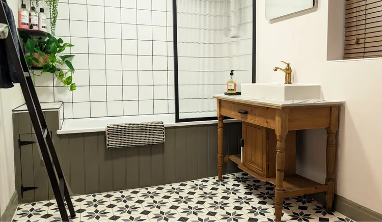 Maple Cottage bedroom with comfortable king-size bed and period features